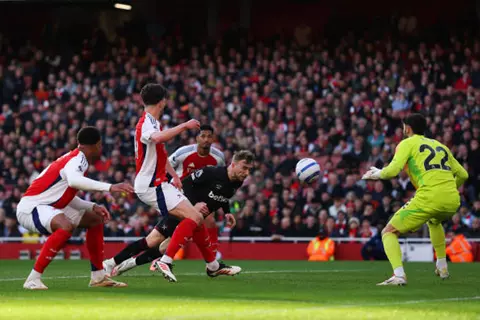 هدية إلى ليفربول.. وست هام يسقط أرسنال برأسية بوين في الدوري الإنجليزي (فيديو)